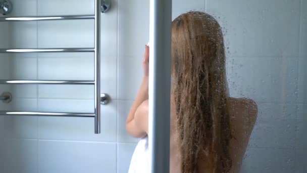 Mladá štíhlá žena ve sprše a umývat si vlasy. Dolly střela. Zpomalený pohyb — Stock video