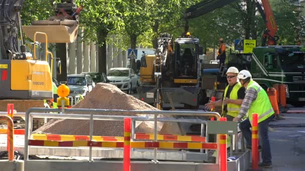 Zware apparatuur werken op de bouwplaats. — Stockvideo