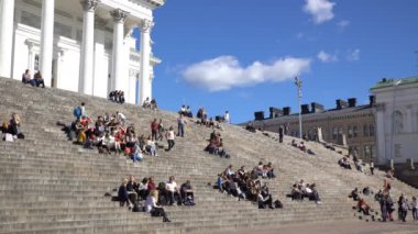 Pek çok gencin adımları Helsinki Katedrali önünde oturmak.