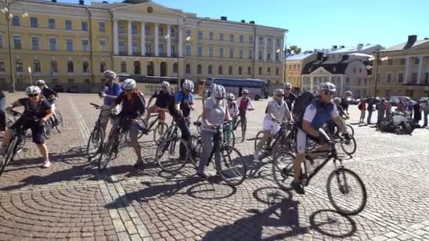 Um grande grupo de turistas alemães vai andar de bicicleta em torno de Helsinque . — Vídeo de Stock