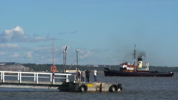 Starego rocznika łodzi w port w Helsinkach. — Wideo stockowe