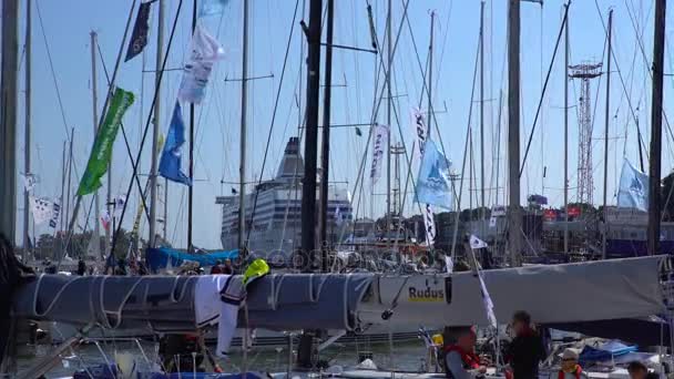 Många båtar Master, flaggor och tackla i Helsingfors hamn. — Stockvideo