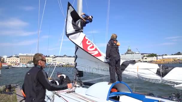 Zeilboot bemanning bereidt de zeilen en tuigage voor racen. — Stockvideo