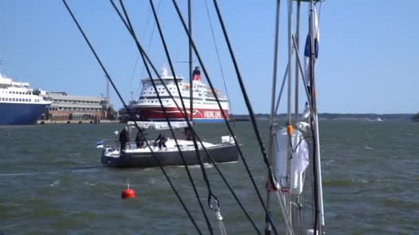 Barca a vela verso il mare dal porto di Helsinki . — Video Stock