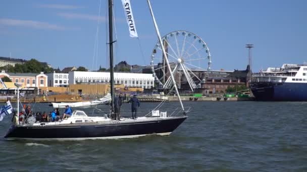 Парусник из порта Хельсинки в море . — стоковое видео