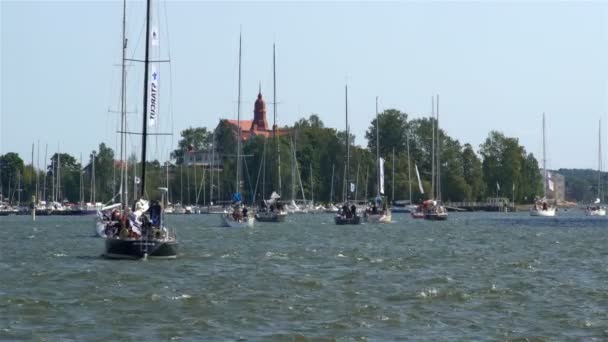 Viele segeln vom Hafen in Helsinki aufs Meer hinaus. — Stockvideo