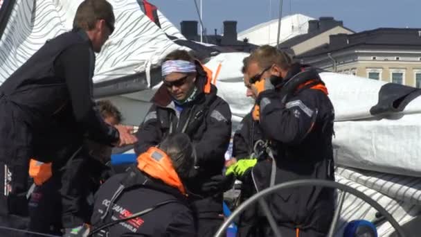 La tripulación de un velero discute la estrategia de carrera antes del inicio de la regata . — Vídeo de stock