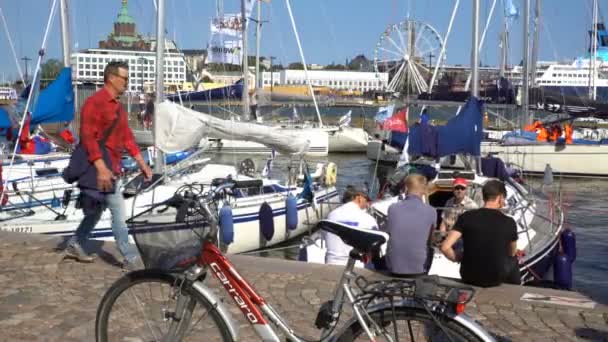 Πολλοί τουρίστες, βάρκες και θεατές στην αποβάθρα στο Ελσίνκι. — Αρχείο Βίντεο