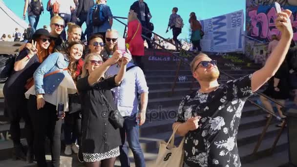 Friends doing a selfie on the background of the urban landscape. — Stock Video