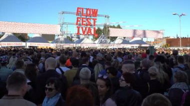 Büyük kalabalık önünde büyük bir sahne