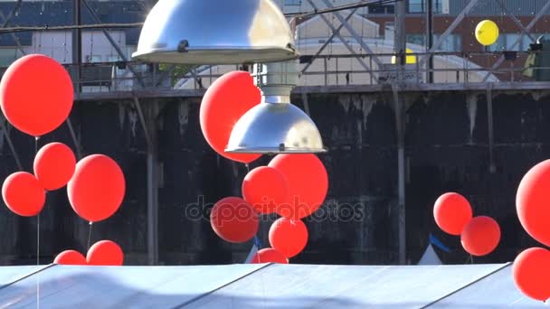 Jasně červené balónky na ulicích Helsinky během festivalu město — Stock video