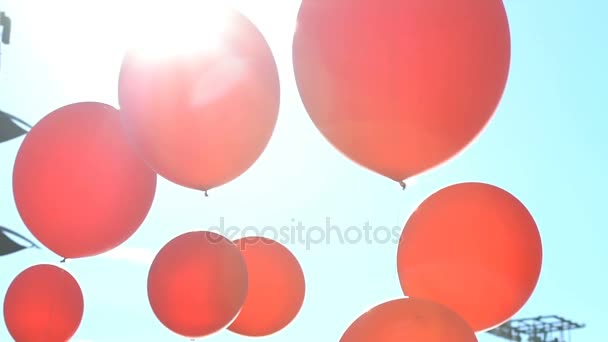 Heldere rode ballonnen in de zon. Slow motion. — Stockvideo