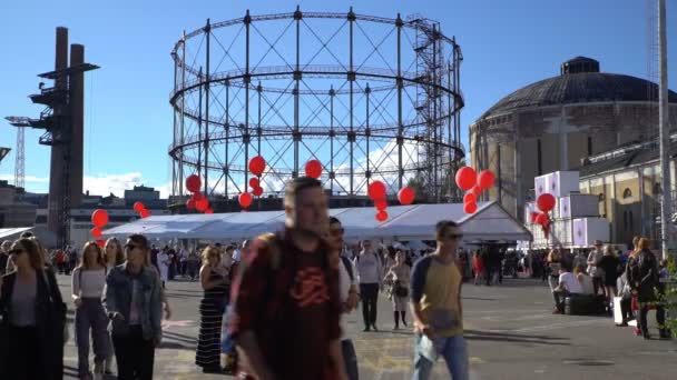 Beaucoup de gens dans la rue pendant le festival des arts visuels — Video