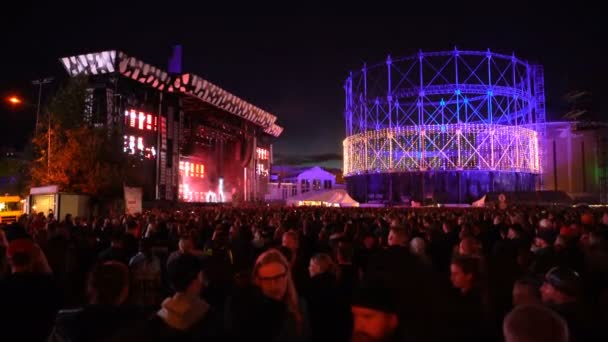 A huge crowd in front of the stage during the music festival "Flow". — Stock Video