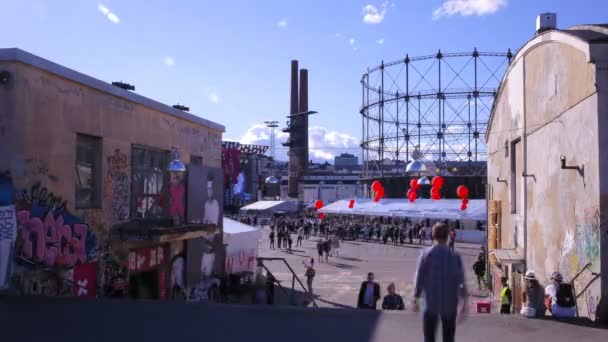 Viele Menschen auf den Straßen während des Musikfestivals. Zeitraffer. — Stockvideo