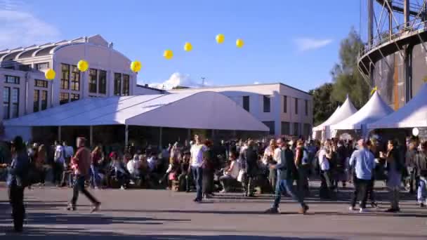 Mucha gente en las calles durante el festival de música. Caducidad . — Vídeo de stock