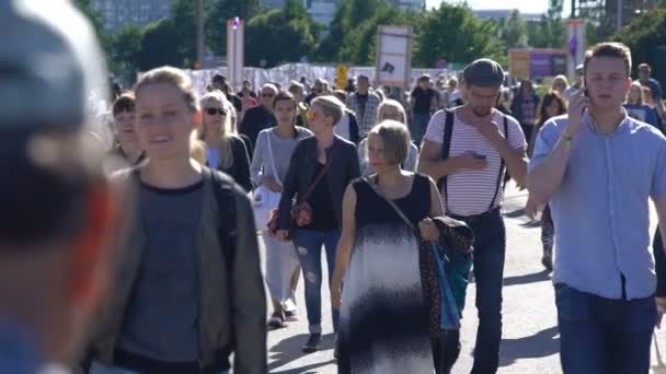 Mucha gente en las calles de una gran ciudad a la hora pico. Movimiento lento . — Vídeo de stock