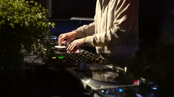 DJ jouant lors d'une soirée . — Video