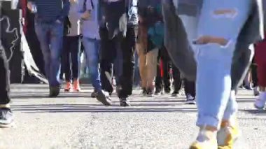 Bir sürü insan Bitirim, büyük bir şehir sokaklarında. Zaman atlamalı.