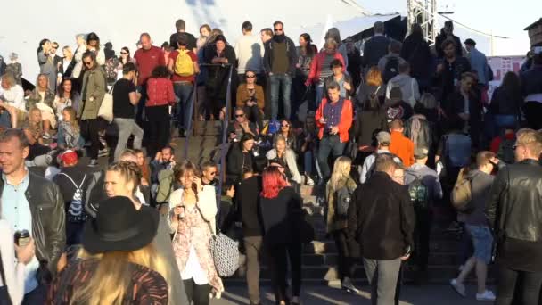 Mucha gente en las calles de una gran ciudad a la hora pico. Movimiento lento . — Vídeo de stock