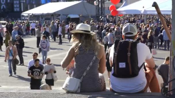 Beaucoup de gens dans la rue pendant le festival des arts visuels — Video