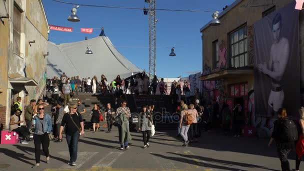 Mucha gente en las calles durante el festival de artes visuales — Vídeo de stock