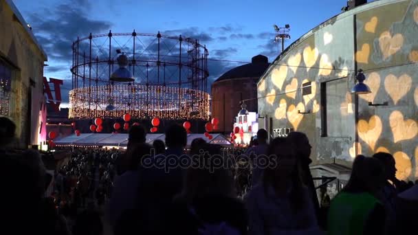 Beaucoup de gens dans les rues pendant le festival la nuit — Video