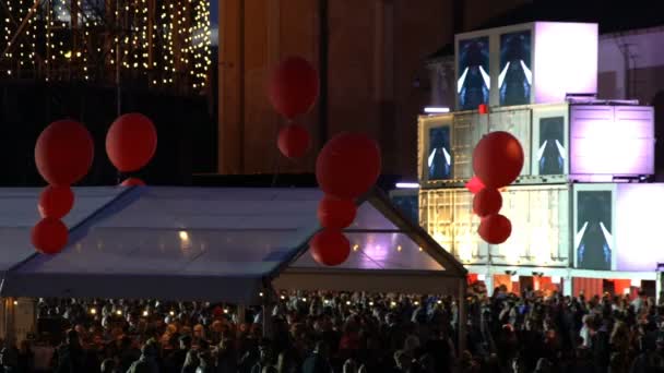 Mucha gente en las calles durante el festival por la noche — Vídeos de Stock