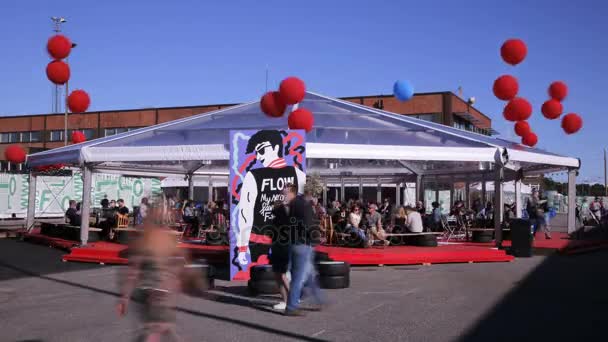 Een heleboel mensen op straat tijdens het festival. Time-lapse — Stockvideo