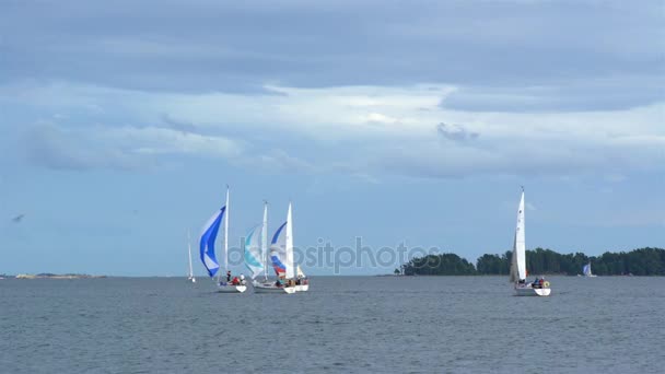 Uno yacht a vela nel Mar Baltico . — Video Stock