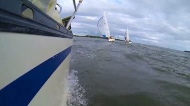 Birkaç yat yelken yükseltmek ve denizlere yelken.