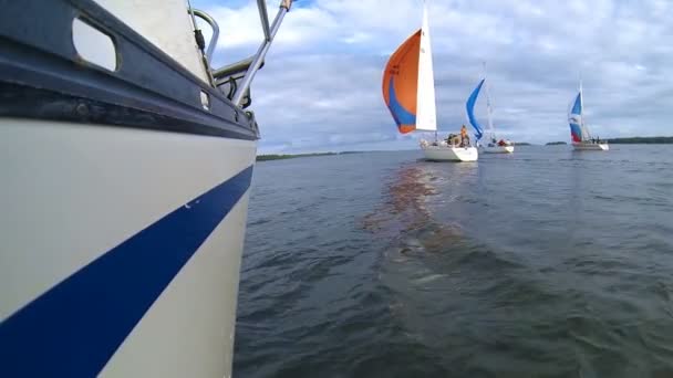 Mehrere Yachten hissen die Segel und segeln auf hoher See. — Stockvideo