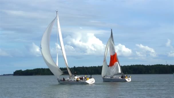 Uno yacht a vela nel Mar Baltico . — Video Stock