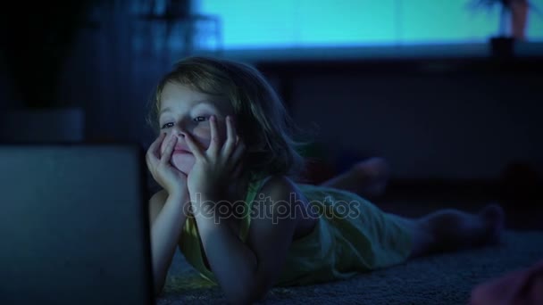 어린 소녀는 저녁에 늦게까지 컴퓨터에 만화 시계. — 비디오
