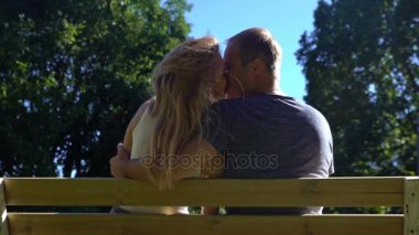 Sevgi dolu bir şehirde Park bir bankta çift öpüşme.