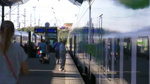 Багато пасажирів на платформі на залізничному вокзалі в Гельсінкі, Фінляндія. Уповільнена зйомка. — стокове відео