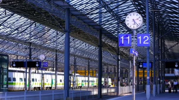 ヘルシンキ、フィンランドの鉄道駅に到着した旅客列車。時間の経過. — ストック動画