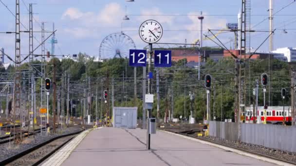 Penumpang dan kereta api di peron stasiun kereta api di Helsinki. Lapse Waktu . — Stok Video