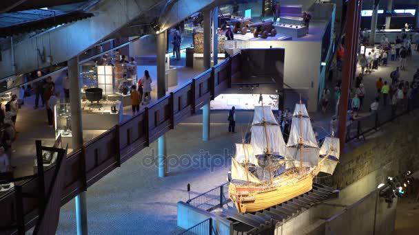 Veel bezoekers naar de binnenkant van het maritiem Vasa Museum in Stockholm. — Stockvideo