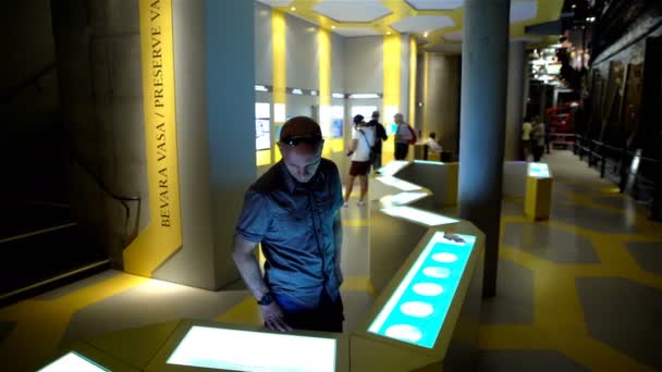 Багато відвідувачів в морський Музей Васа в Стокгольмі. Доллі постріл. — стокове відео