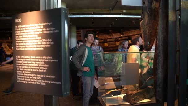 Veel bezoekers in de maritieme Vasa Museum in Stockholm. Dolly schot. — Stockvideo