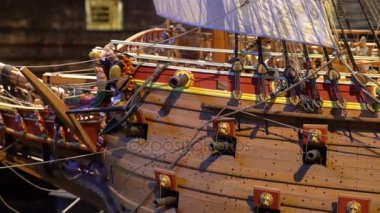 Modeli yeniden gemisi Vasa aynı Müzesi'nde 17. yüzyıl fon karşı ahşap savaş gemisi. Dolly vurdu.