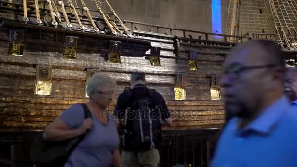 Många besökare i Maritime Vasamuseet i Stockholm. Dolly skott. — Stockvideo