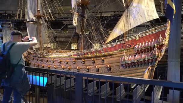 Veel toeristen naar het interieur van het maritiem Vasa Museum in Stockholm. Time-lapse. — Stockvideo