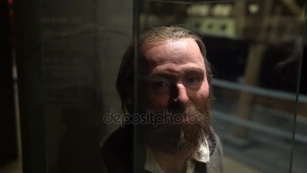 The wax figure of the dead crew members from the merchant ships "Vasa" in the same museum. Dolly shot. — Stock Video