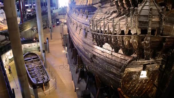 Muchos turistas al interior del Museo Marítimo Vasa en Estocolmo. Tiempo de caducidad . — Vídeos de Stock