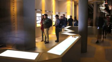 Deniz Vasa Müzesi Stockholm birçok ziyaretçi. Dolly vurdu. Zaman atlamalı