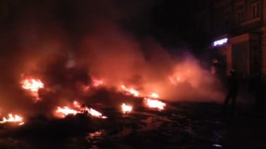 Kiev. Meydan. Protestocular taş atmak ve lastikler için üzerinde Barikatın ateşe.