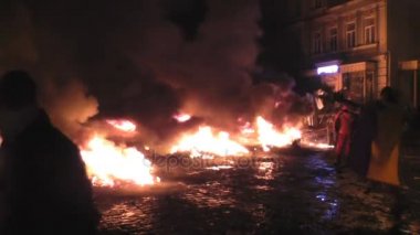 Kiev. Meydan. Protestocular taş atmak ve lastikler için üzerinde Barikatın ateşe.