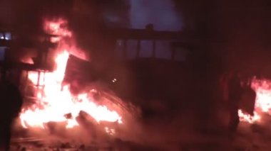 Kiev. Meydan. Protestocular taş atmak ve lastikler için üzerinde Barikatın ateşe.